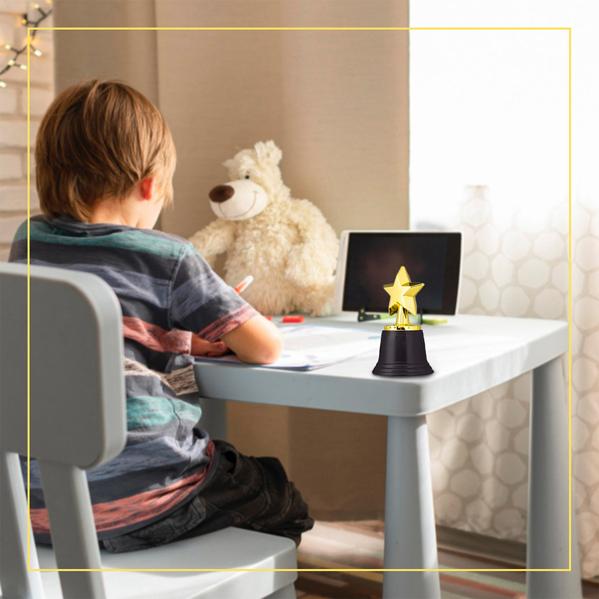 Kit 12 Troféus de Estrela Dourado de Plástico Brinquedo